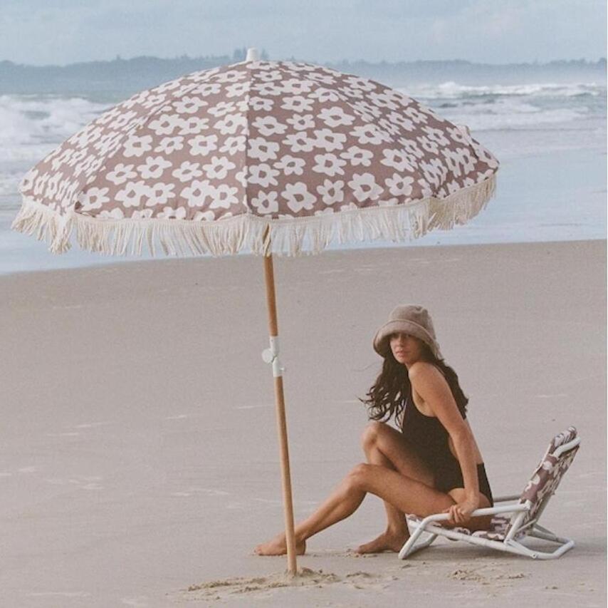 Wholesale Customize Outdoor Wooden Pole Boho White Beach Umbrella with Tassel Fringes, Sunday BP Vintage Furniture Sun Parasols