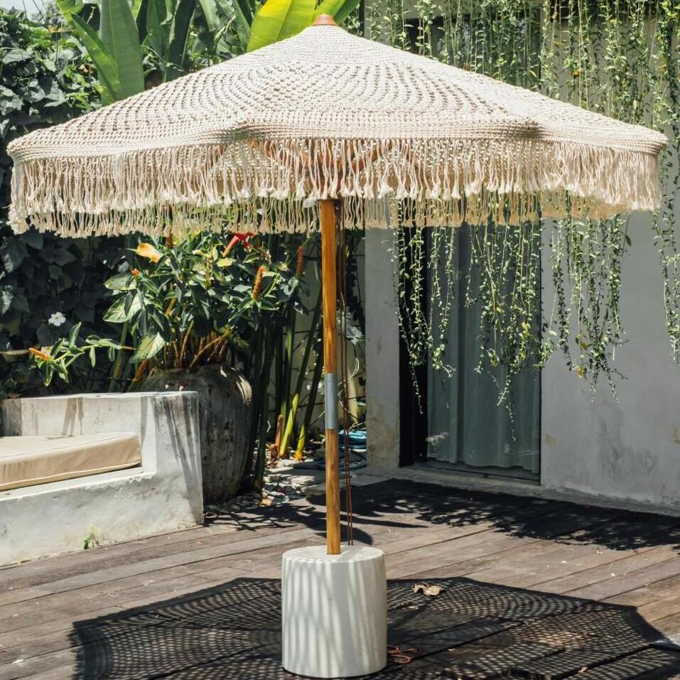 Wholesale Large Beige Crochet Macrame Cotton Beach Patio Umbrella with Fringes, Resort Club Garden Outdoor Pool Parasols 8ft