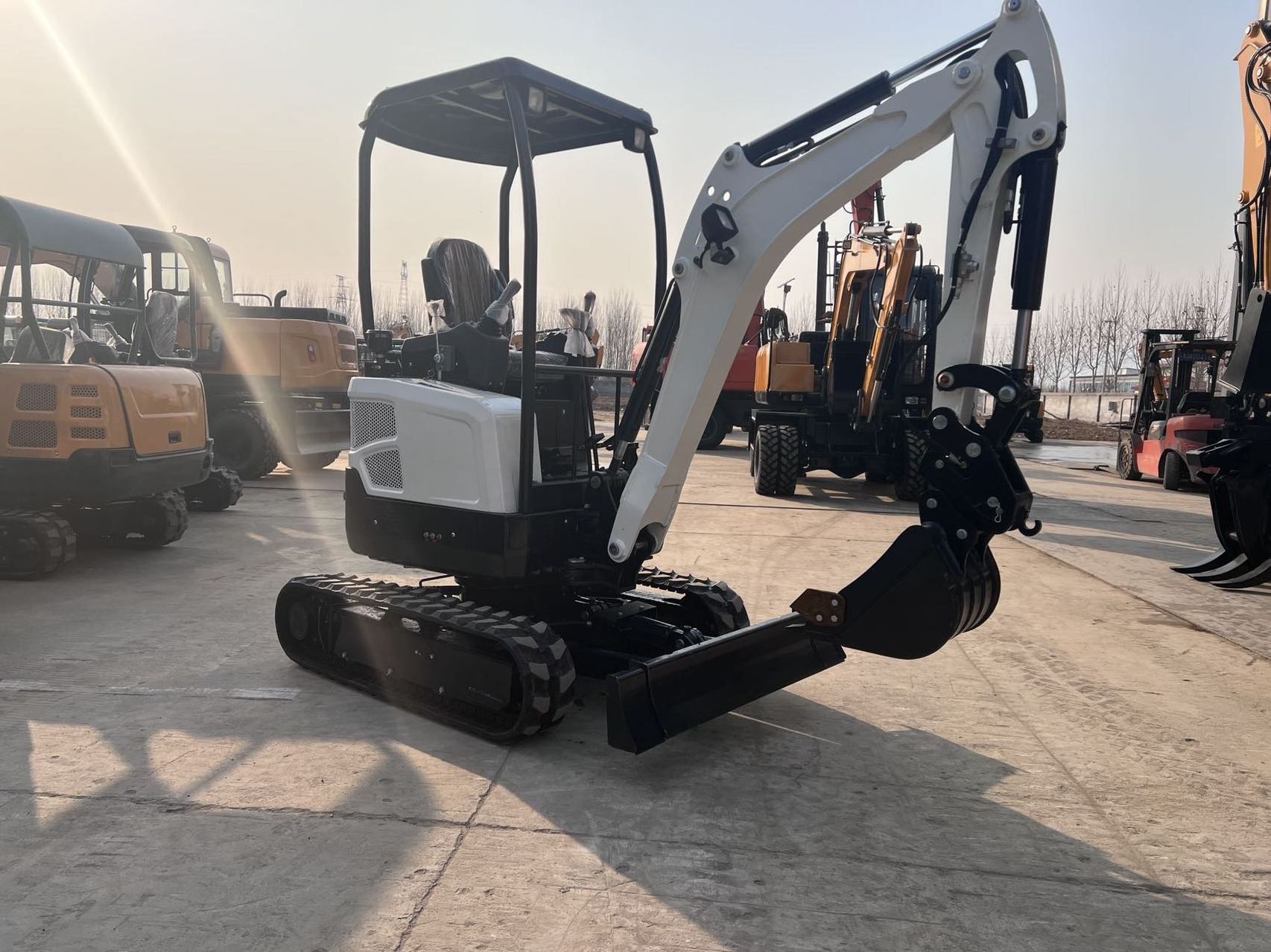 China cheap 2000 Kg 2ton micro track hoe crawler excavator