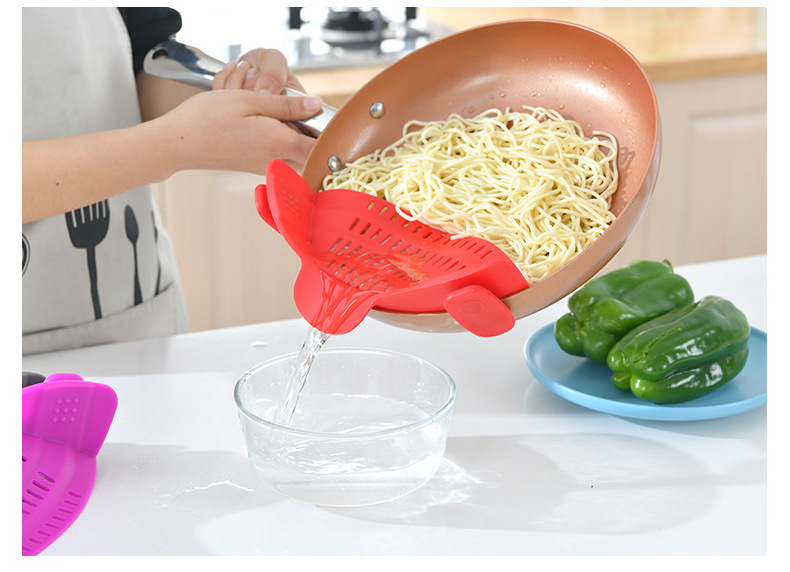 Hot sell kitchen custom Draining Suitable for various pots and pans Clip On Colander Fits Silicone strainer for fruit Vegetable