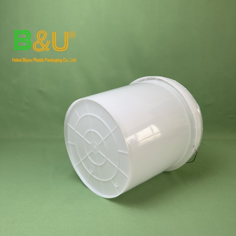 Manufacturers wholesale 10L round plastic bucket with cover with handle transparent small bucket liquid container