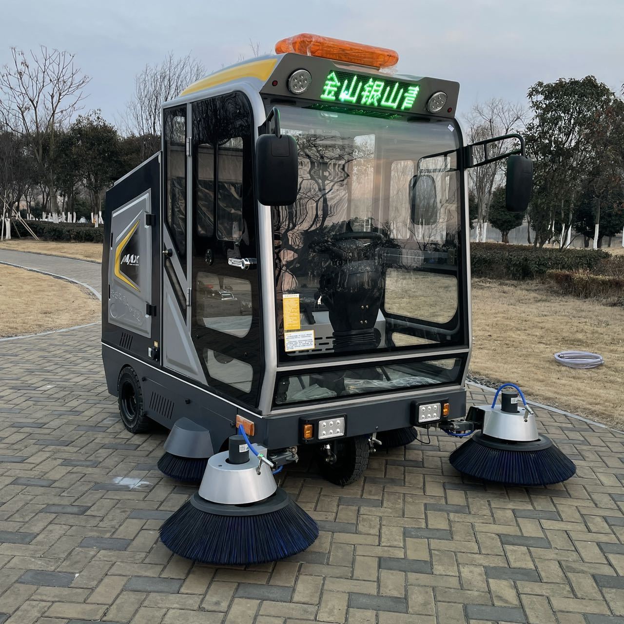 Outdoor Ride-on Fully Closed Road Sweeper Clean Machine Electric Battery Floor Scrubber Sweeper Industrial