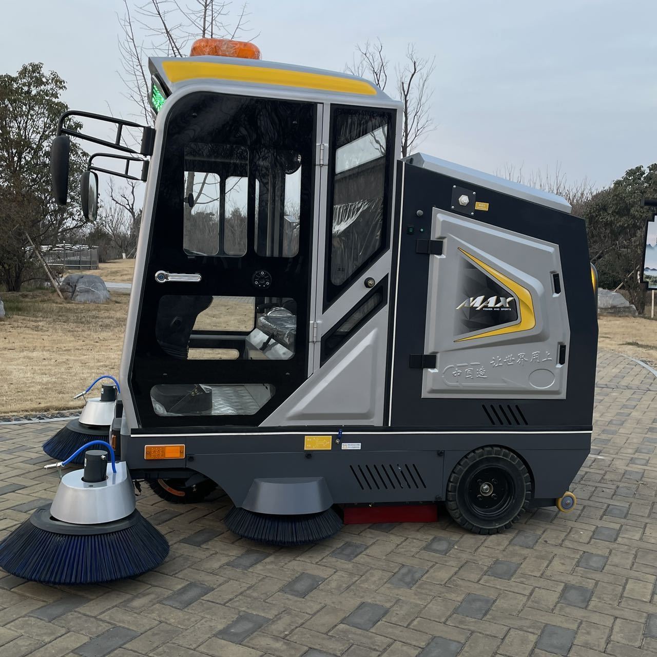 Outdoor Ride-on Fully Closed Road Sweeper Clean Machine Electric Battery Floor Scrubber Sweeper Industrial