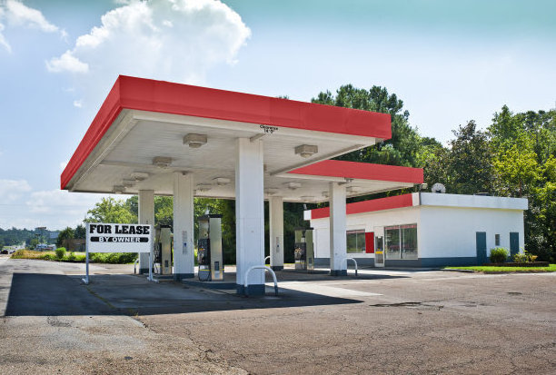 Low cost high strength light weight steel structure of petrol station design