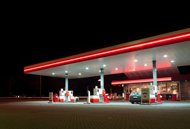 Low cost high strength light weight steel structure of petrol station design