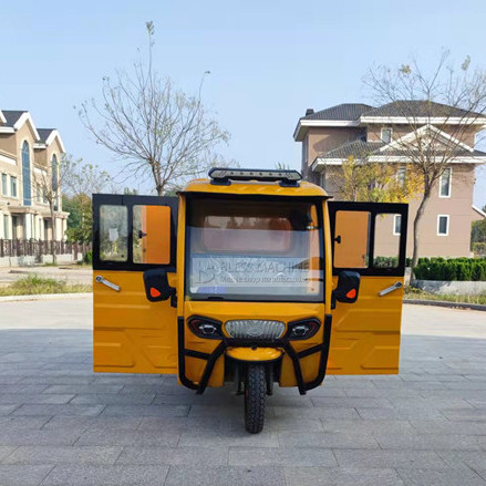 2022  hot selling  factory outlet  mobile electric car washing tricycle pedicab three-wheeler with trade assurance