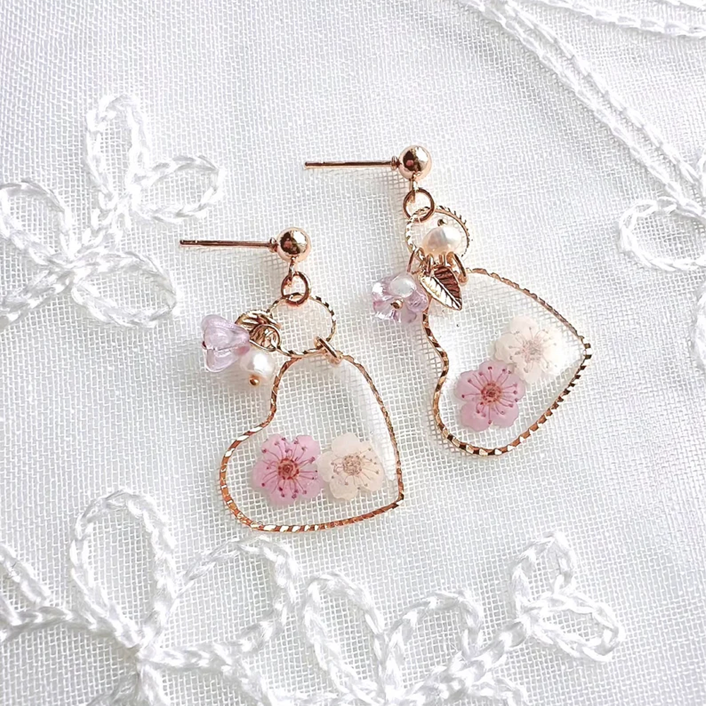 Wholesale Hot Sale Resin Jewelry Cute Gold Plated Pink Pressed  Flowers Heart Shaped Earrings For Girls