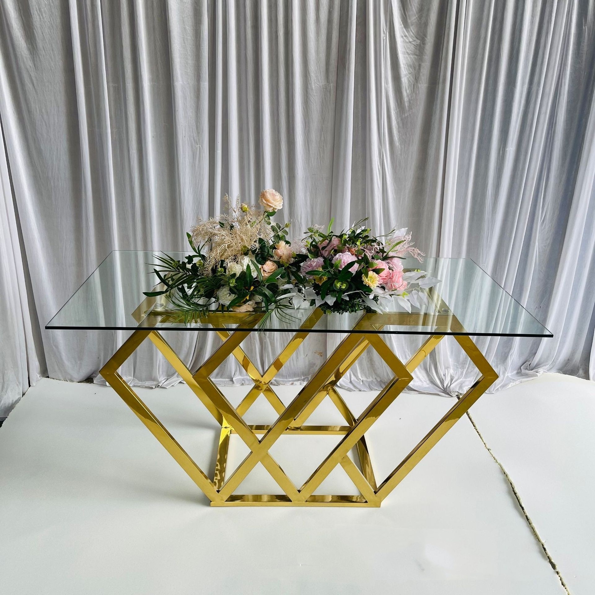 WeddingParty Supplies Modern Gold Chair and Table sweetheart love table for wedding