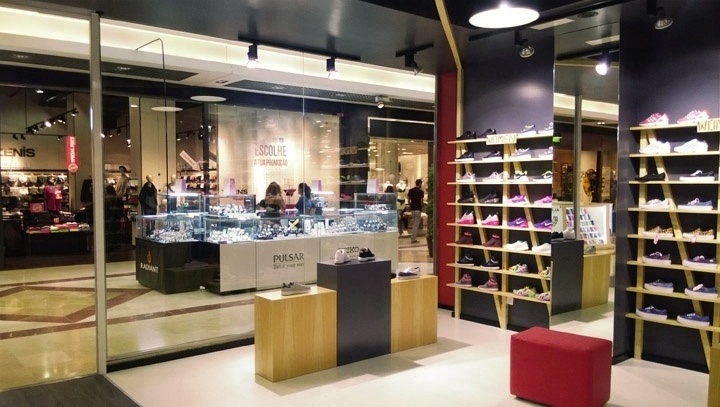 Shoe shop decoration ideas used wooden display shelves