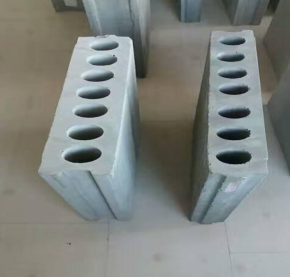 Precast concrete tilting table for wall panel molds with vibration and heating