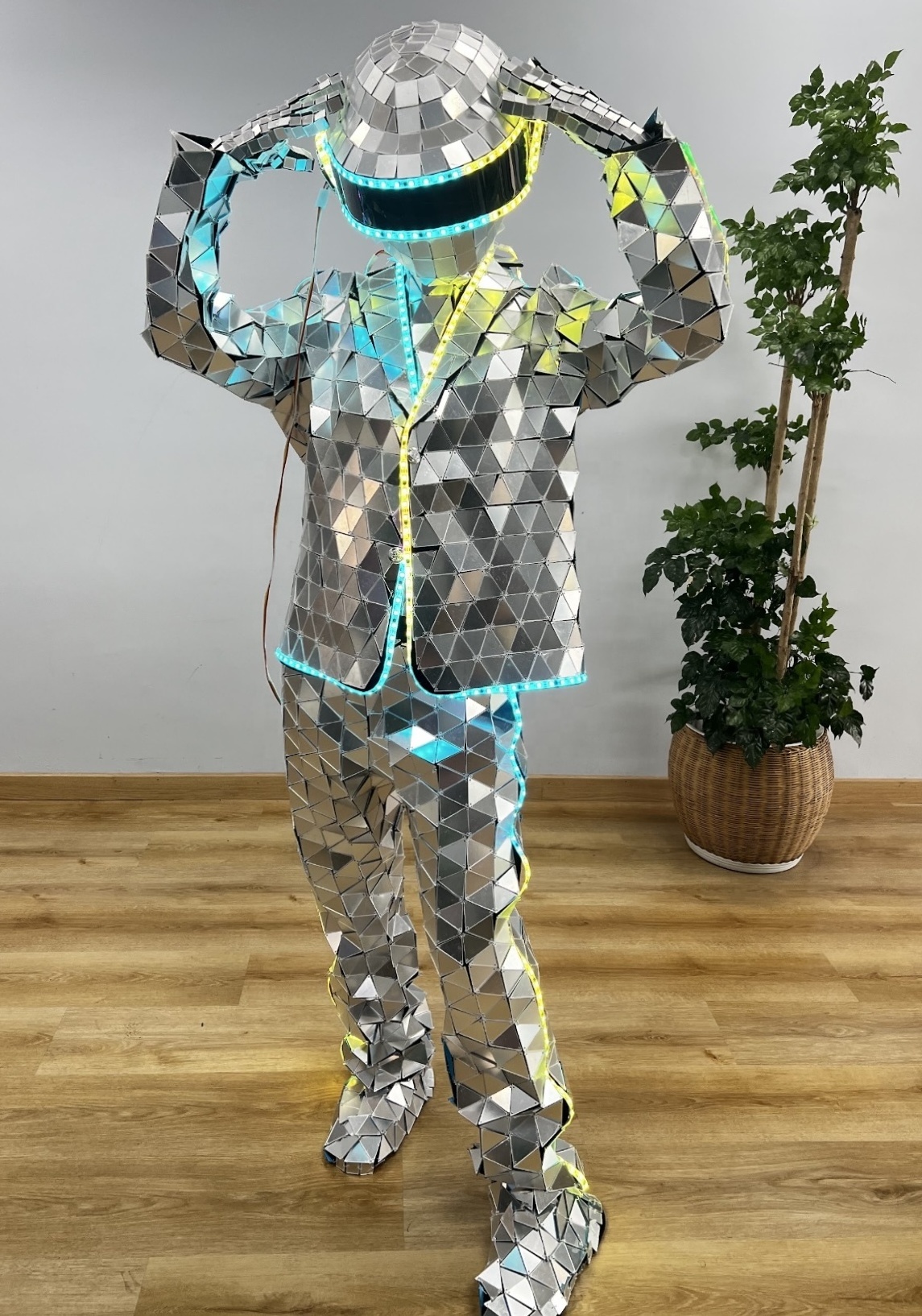 Hot Selling LED Party Costume/Colorful LED Robot Stilts Costume/Adult Ladies Cosplay Silver Mirror Costume