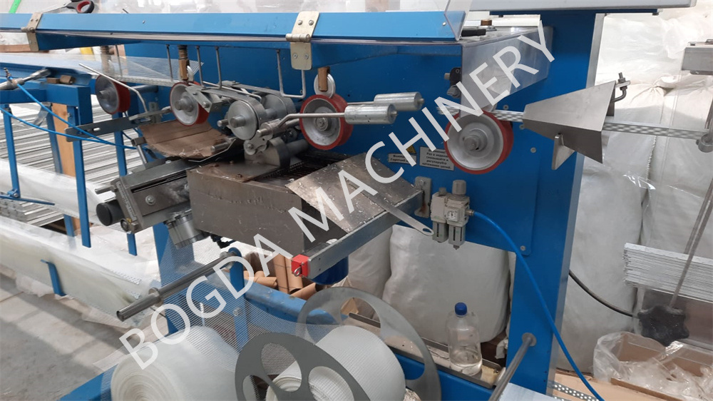 Automatic PVC Corner Bead Fiberglass Mesh Covering Gluing Machine