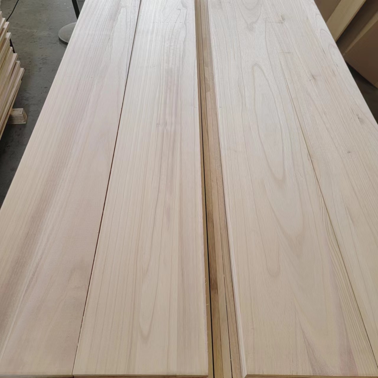 Factory sale paulownia wood for wall board / furniture frame / shelf / kicking foot line / door