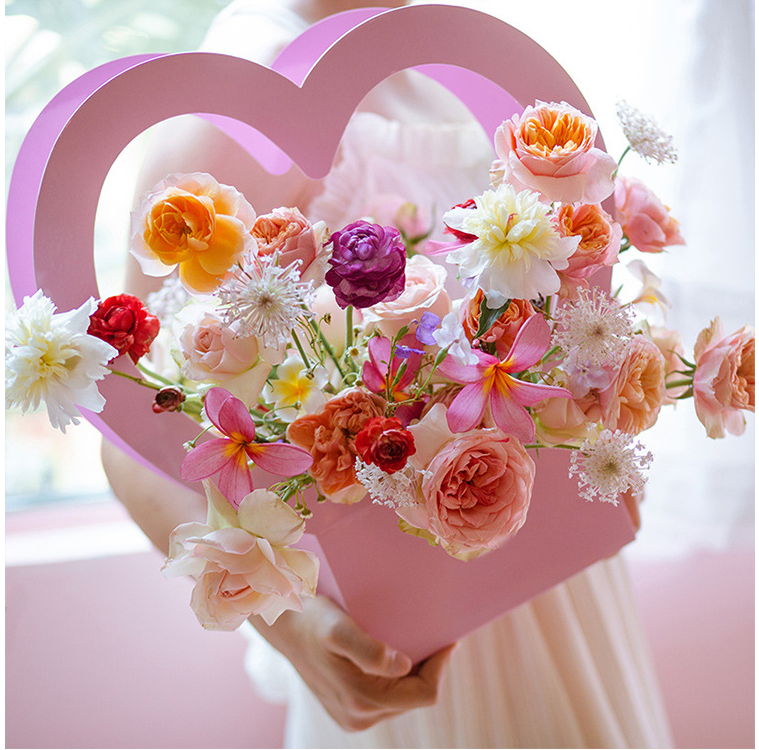 Whole sale hanging florist bouquet portable paper basket fresh rose packaging flower box heart Shaped Box