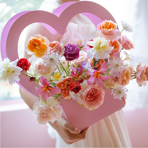 Whole sale hanging florist bouquet portable paper basket fresh rose packaging flower box heart Shaped Box