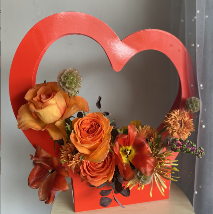 Whole sale hanging florist bouquet portable paper basket fresh rose packaging flower box heart Shaped Box