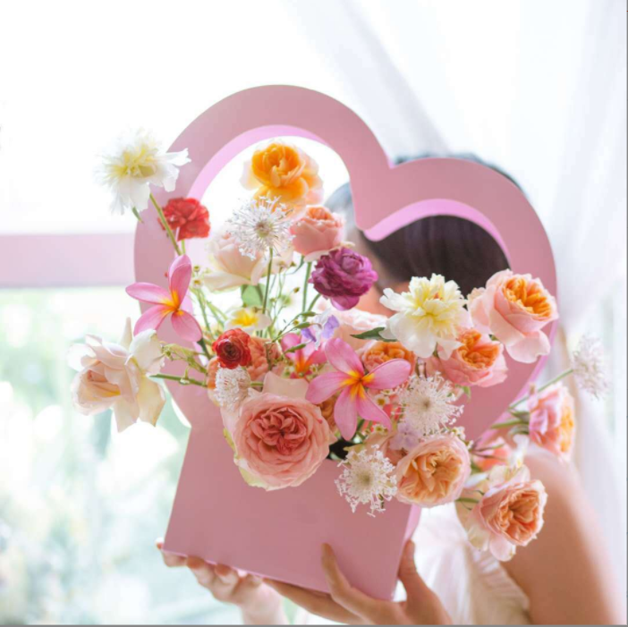 Whole sale hanging florist bouquet portable paper basket fresh rose packaging flower box heart Shaped Box