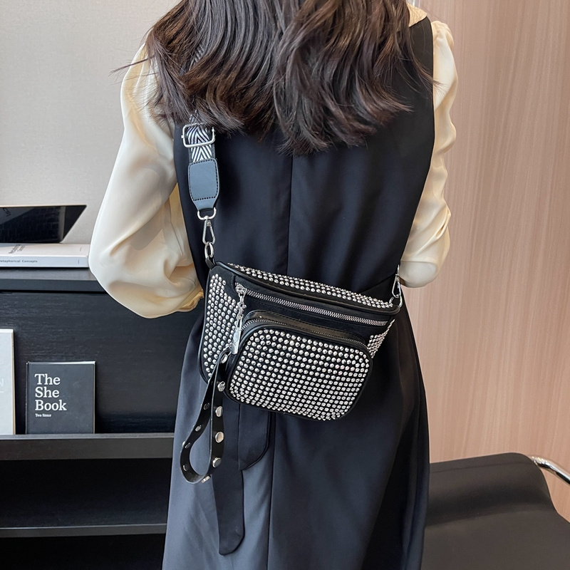 Factory wholesale handbags 2023 light lady rivet bags lady design purses For Girls