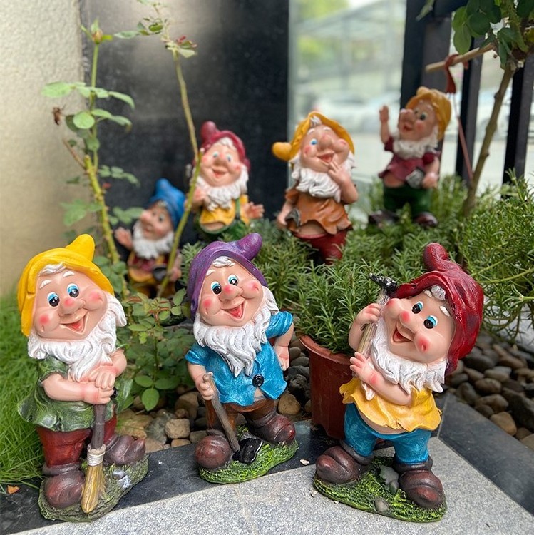 Outdoor Decor Garden Ornaments Resin Gnomes Figurines Seven Dwarfs Sculpture Fiberglass Cartoon Character Staues Gnome Sculpture