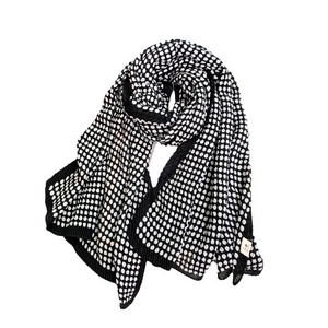 New Muslim women's minimalist black and white polka dot shawl with printed thin and elongated pleated scarf hijab