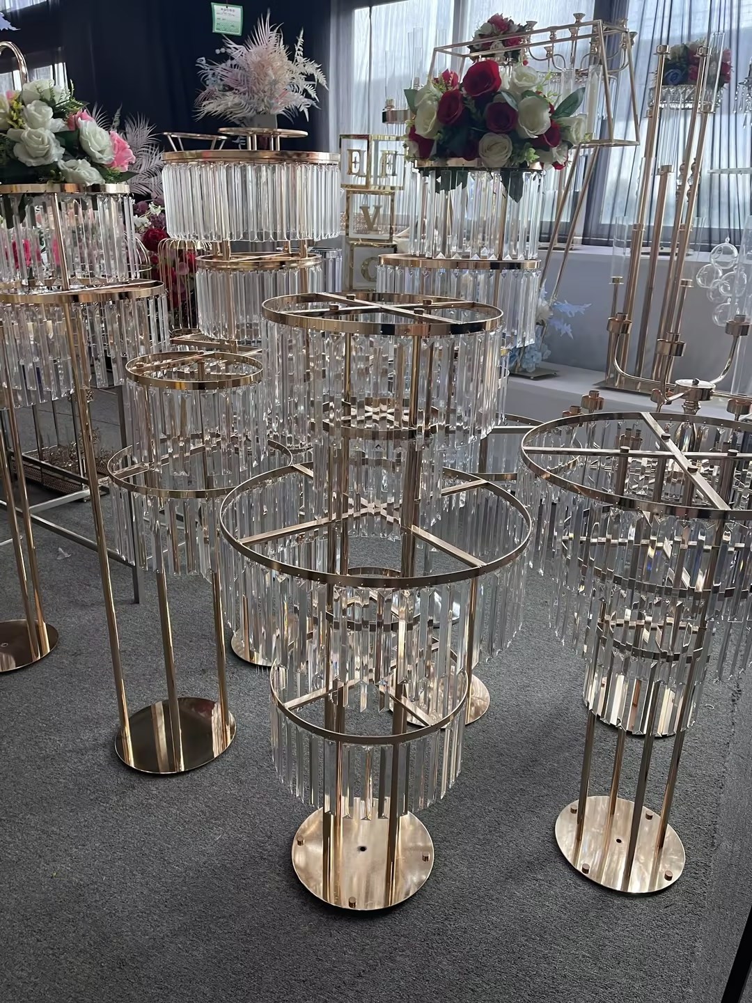 Gold Wedding Centerpieces & Table Decorations Metal Flower Display Tall Chandelier Pedestal Pillar Stand Display Acrylic Pendant