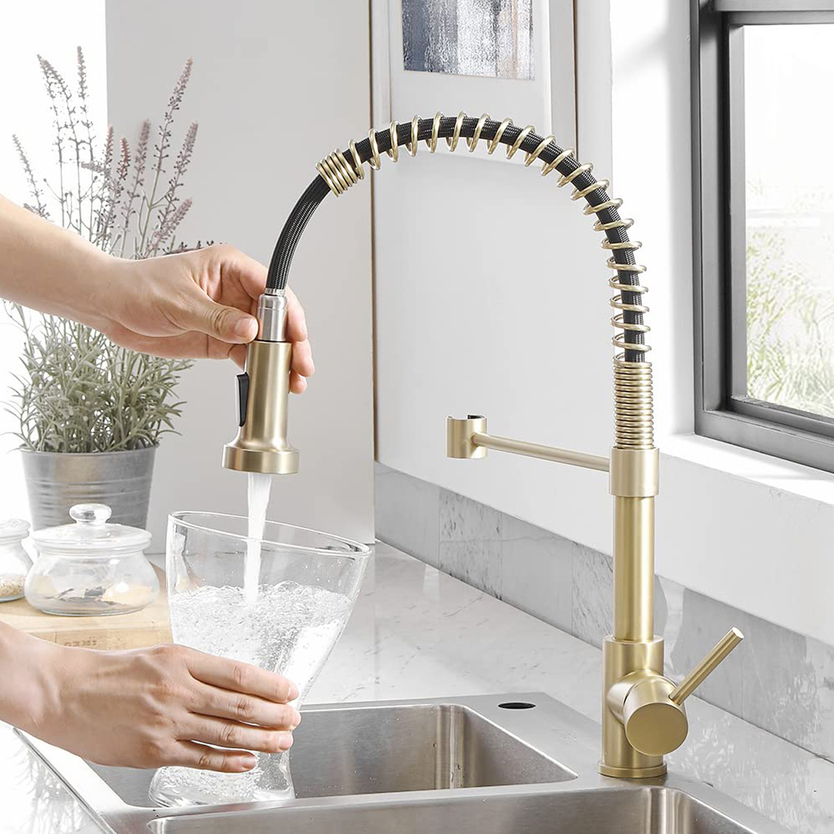 Luxury Gold Sprayer Stainless Steel Single Lever Spring Pull Down Kitchen Faucet Mixer