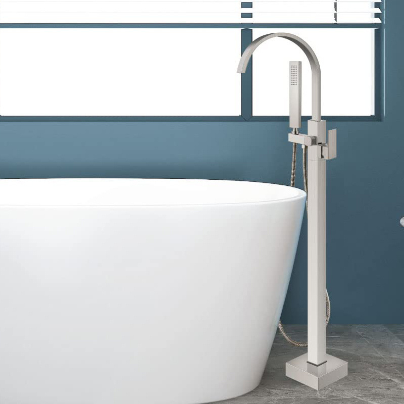 Free standing bathtub faucet