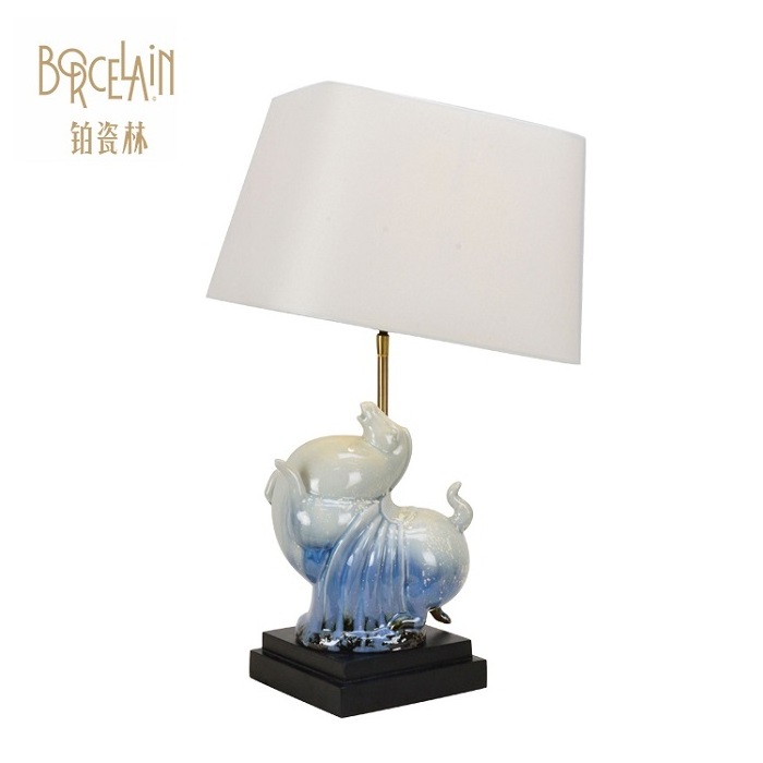 Wholesale Luxury Ceramic Home Decorative Bedside Blue Elephant Porcelain Hospitality Table Antique Bank Lamp For Living Room