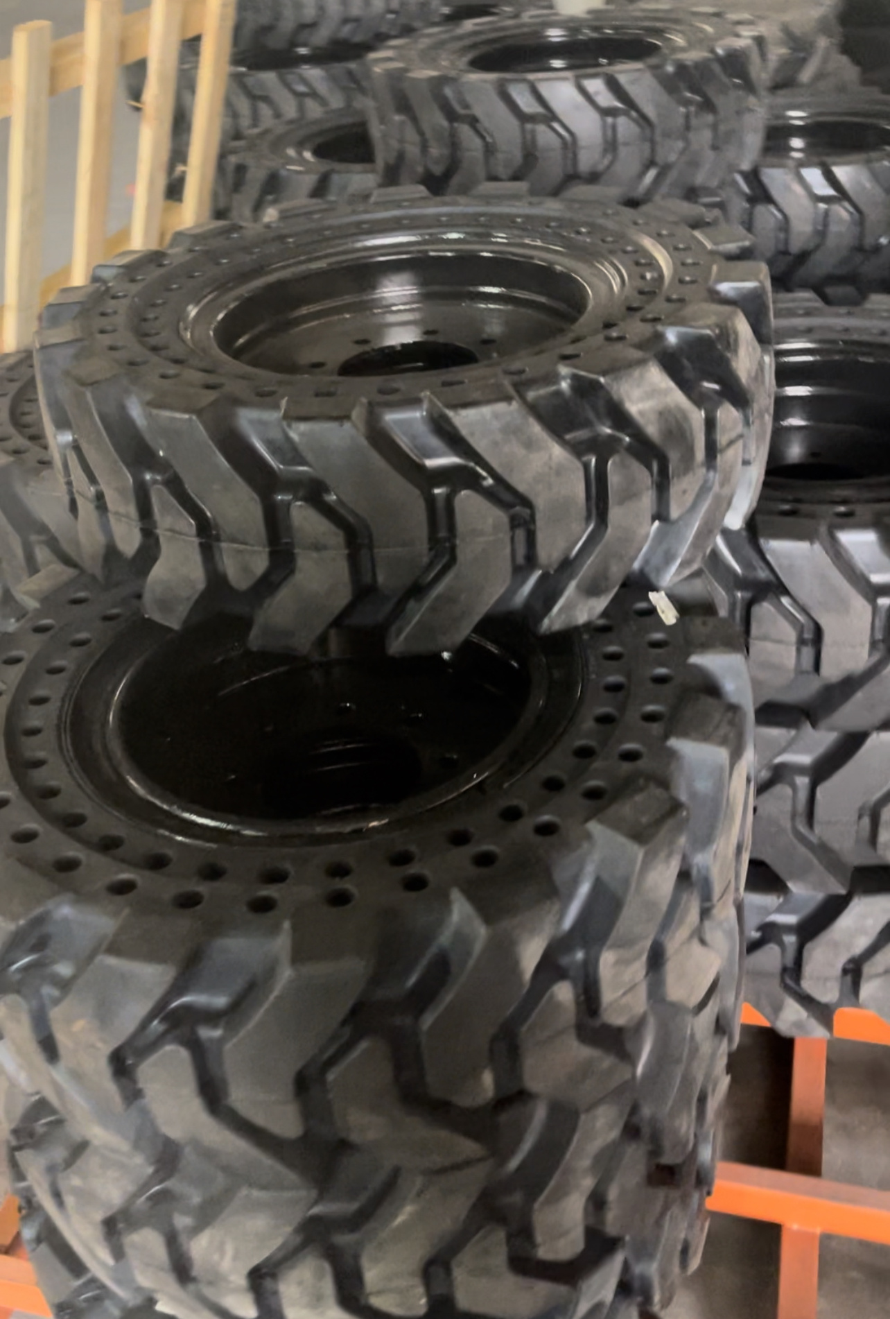 China Factory Hot Sale Solid Skid Steer Tire 12-16.5(33x12-20) 10-16.5 Backhoe OTR Tyre Rubber 8.25-15 12.00-20 ECE Certified