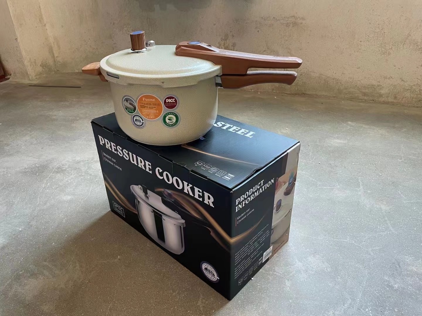 Manufacturers wholesale high quality stainless steel corrosion resistant porcelain white pressure cooker