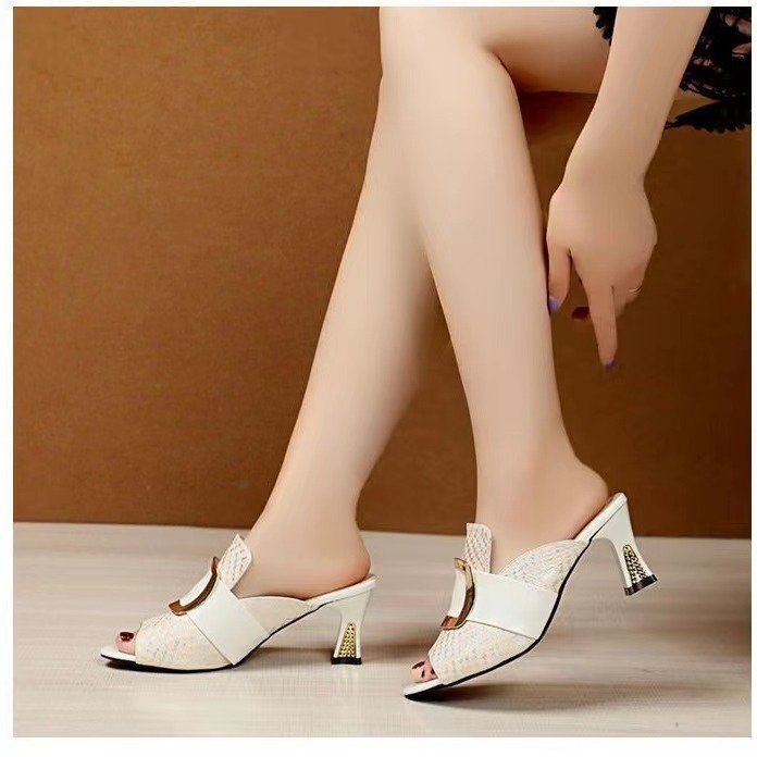 new arrival Casual fashion patent leather ladies shoes with metal clasp platform heels slippers square chunky sandals