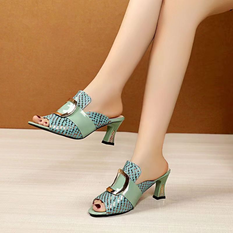 new arrival Casual fashion patent leather ladies shoes with metal clasp platform heels slippers square chunky sandals