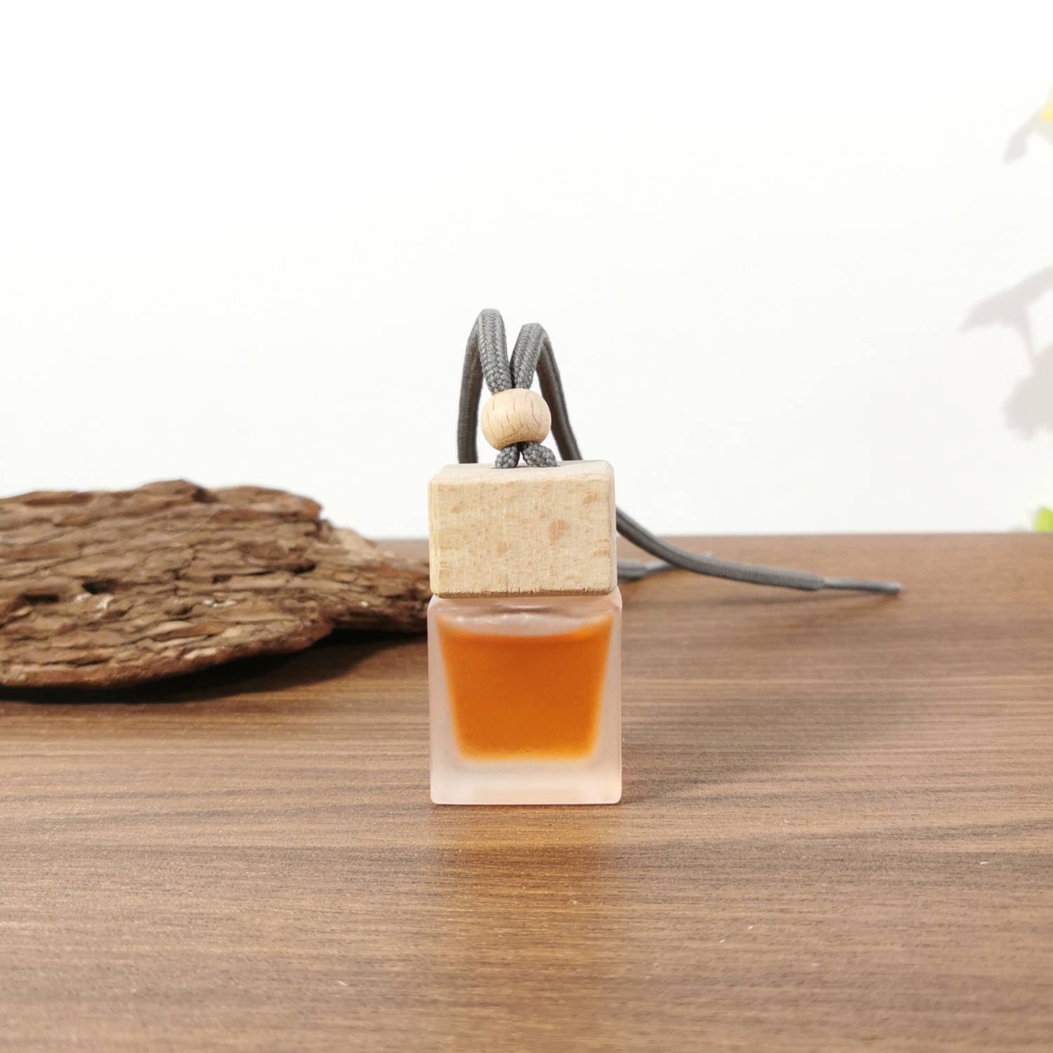 Wholesale wood hanging car aroma diffuser 10ml air freshener cube transparent and frosted car perfume bottle with wood cap