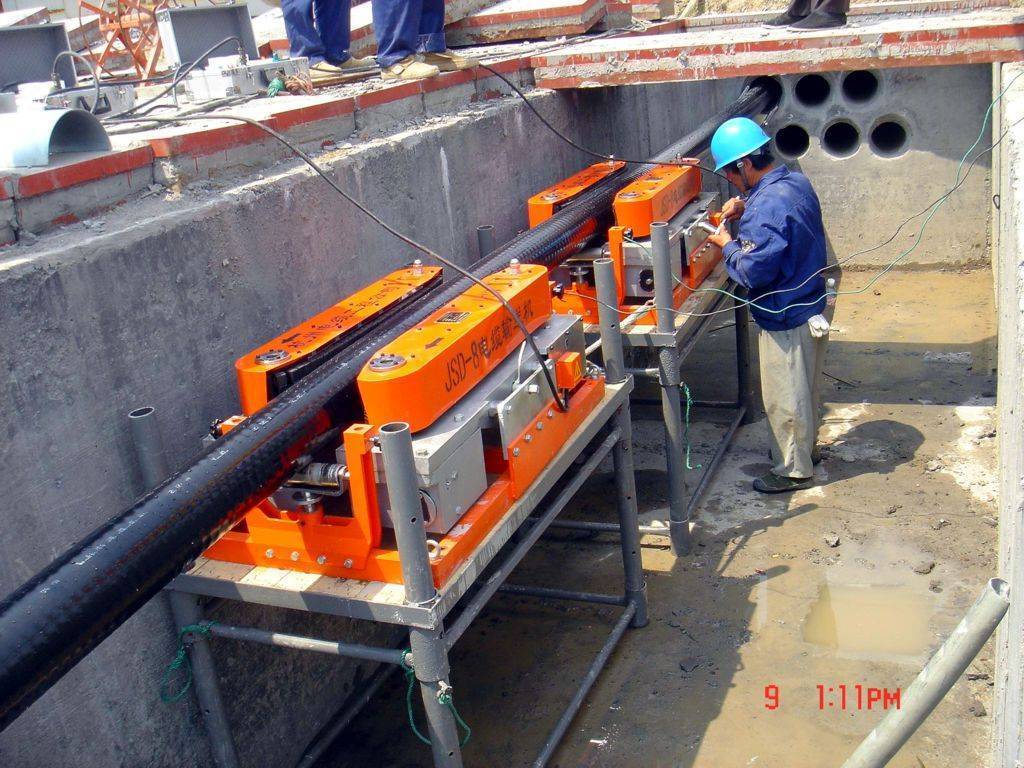 Crawler wire and cable conveyor Optical cable pulling machine Cable pushing equipment