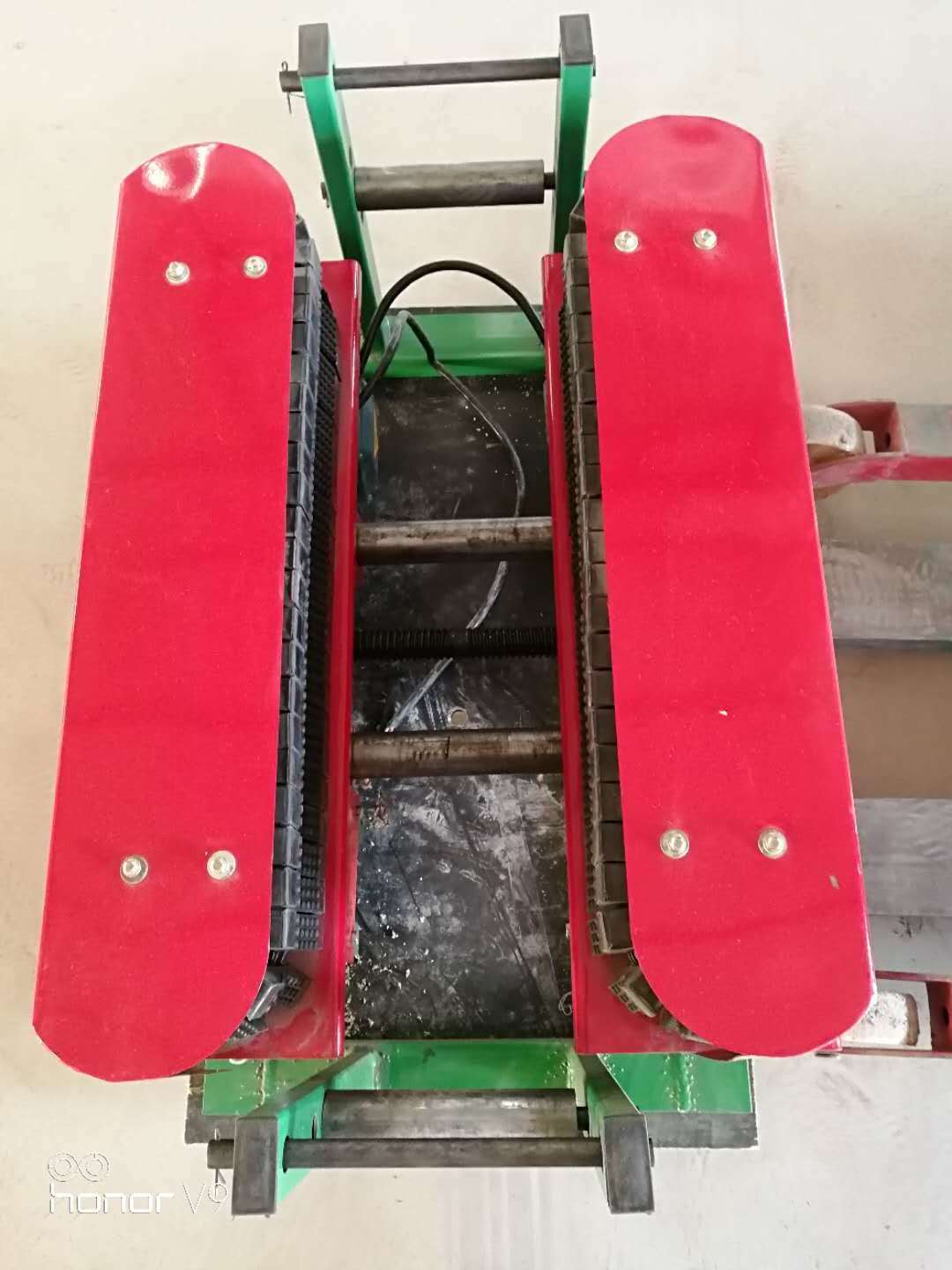 Crawler wire and cable conveyor Optical cable pulling machine Cable pushing equipment