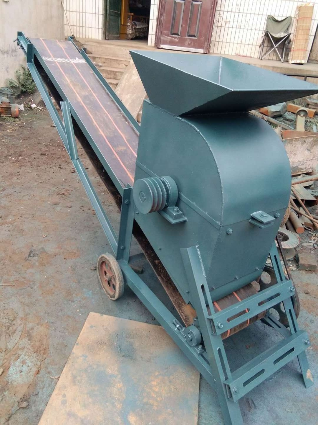 Construction Waste Nutrient Soil Grinder Small Mobile Soil Grinder Planting Soil Grinder With Conveyor Belt