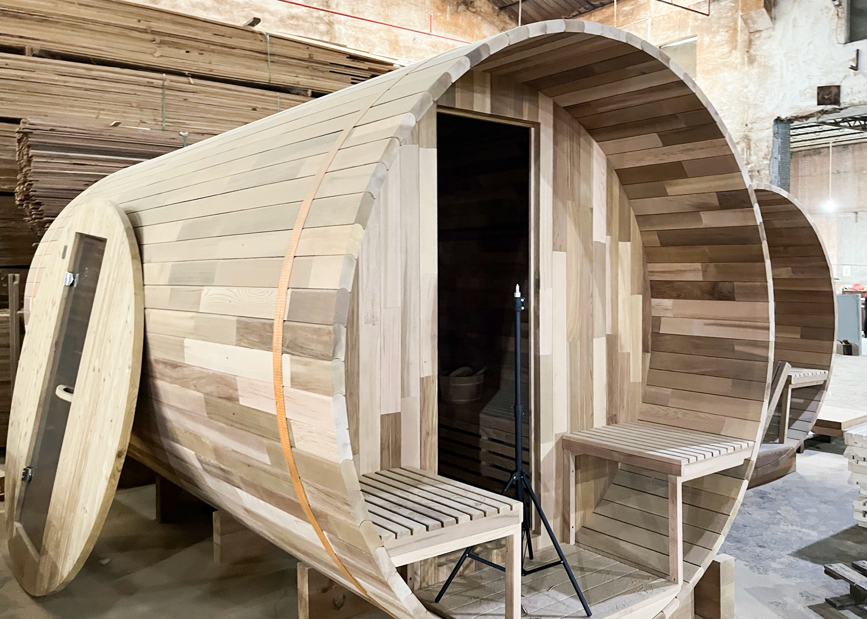 Outdoor Canadian Hemlock/Cedar Traditional Sauna Room: Wood Burning Barrel Sauna with Far Infrared and Bucket Sauna Features