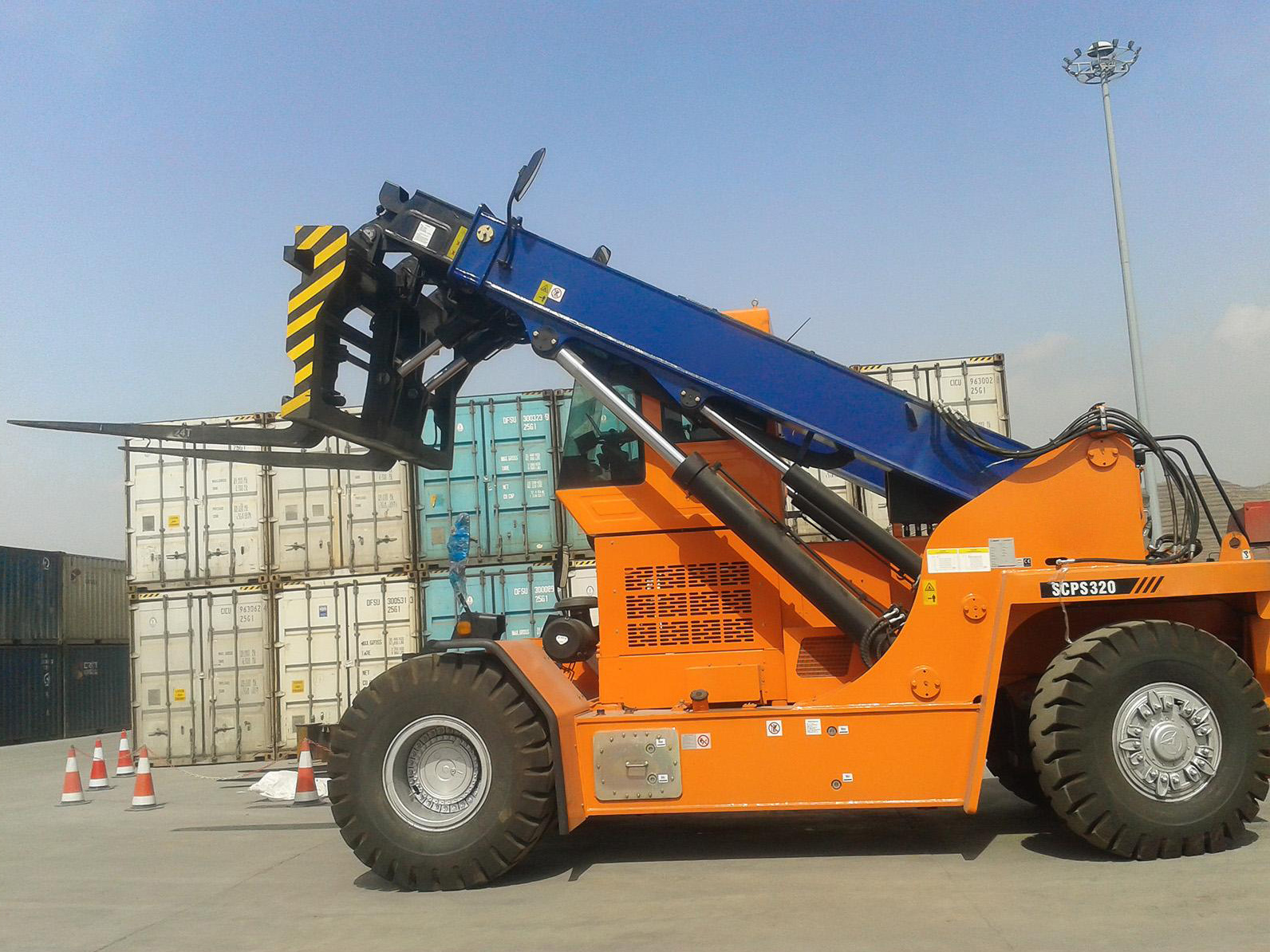 China New Telescopic Handler Brand 4.5 TON Truck Warehouse STH1056A1 Telehandler For Sale