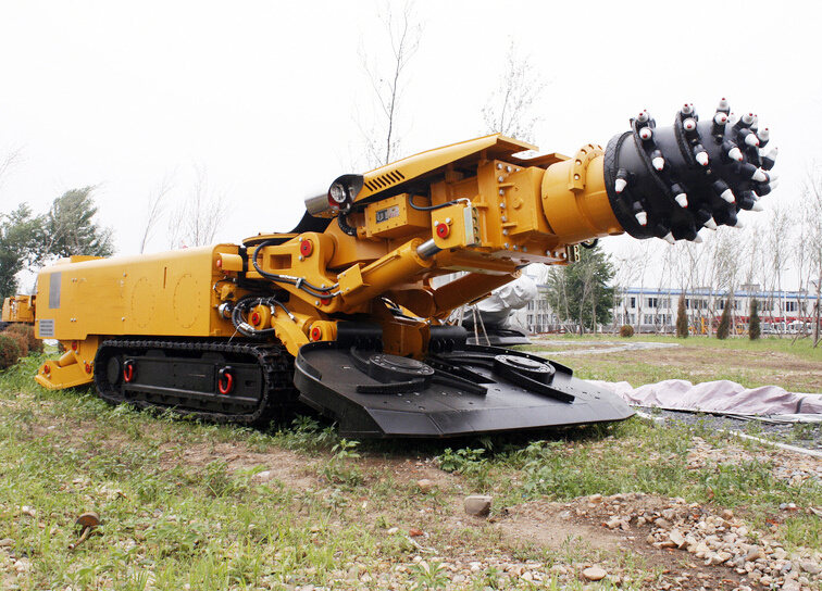 China Earth Drilling Equipment Roadheader Mining Tunnel Boring Machine EBZ135