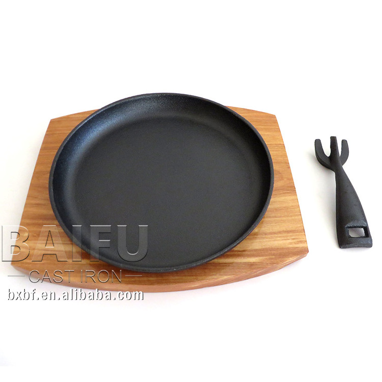 Round Pre-Seasoned Cast Iron Fajita pan Japanese Steak Plate sizzler pan With Removable Gripper and Wood Underliner