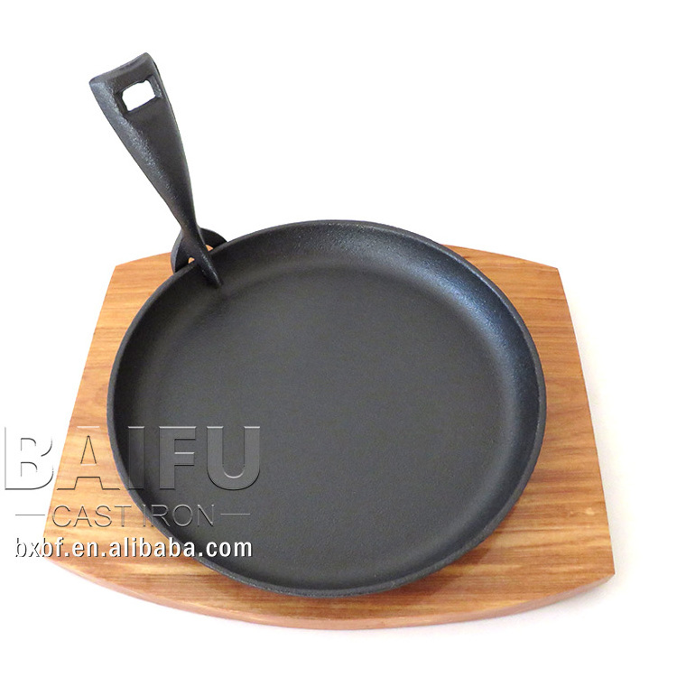 Round Pre-Seasoned Cast Iron Fajita pan Japanese Steak Plate sizzler pan With Removable Gripper and Wood Underliner