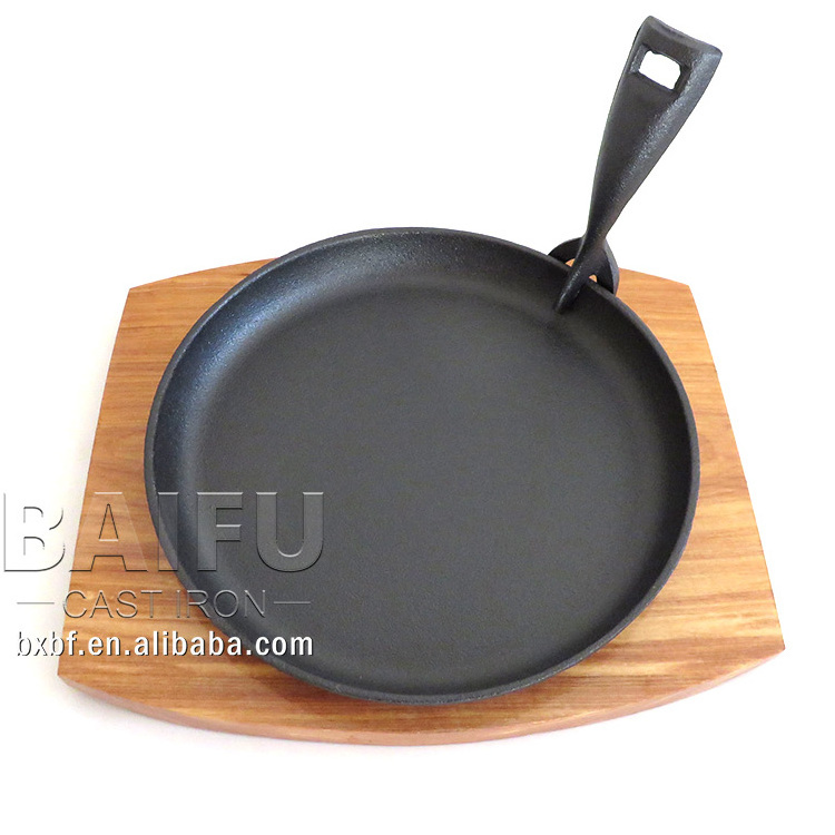 Round Pre-Seasoned Cast Iron Fajita pan Japanese Steak Plate sizzler pan With Removable Gripper and Wood Underliner