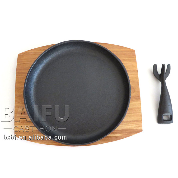 Round Pre-Seasoned Cast Iron Fajita pan Japanese Steak Plate sizzler pan With Removable Gripper and Wood Underliner