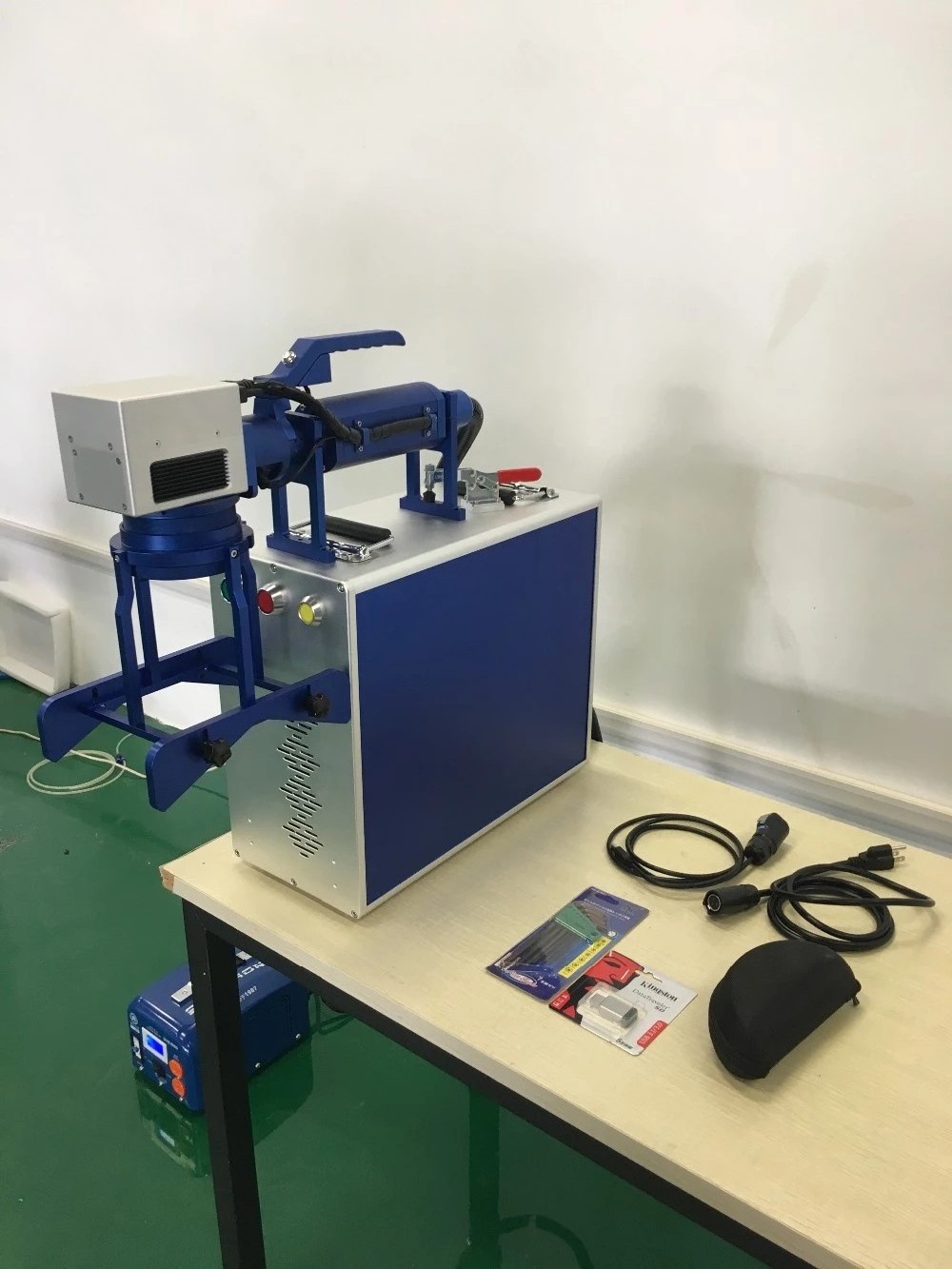 handheld fiber laser marking machine for metal parts motor motorcycle accessories  with 2D 3D working table