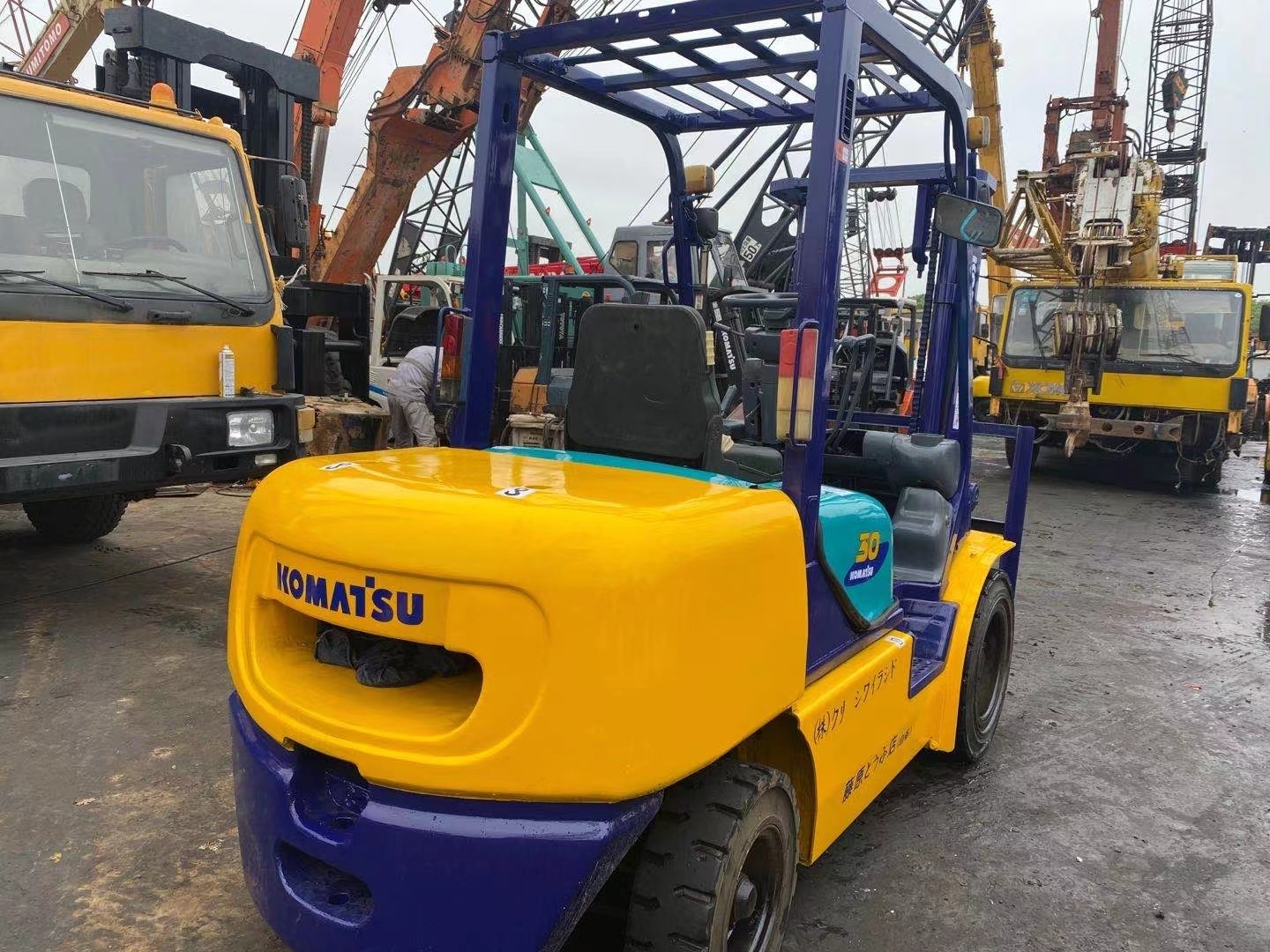 Used Komatsu Japan second hand Forklift 3 ton Diesel FD30 for sale in Shanghai yard for sale