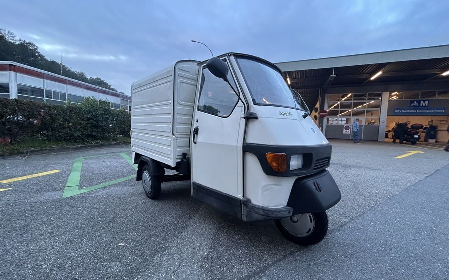 BUY 3 WHEEL PIAGGIO APE  FOOD TRCK VAN FOR SALE