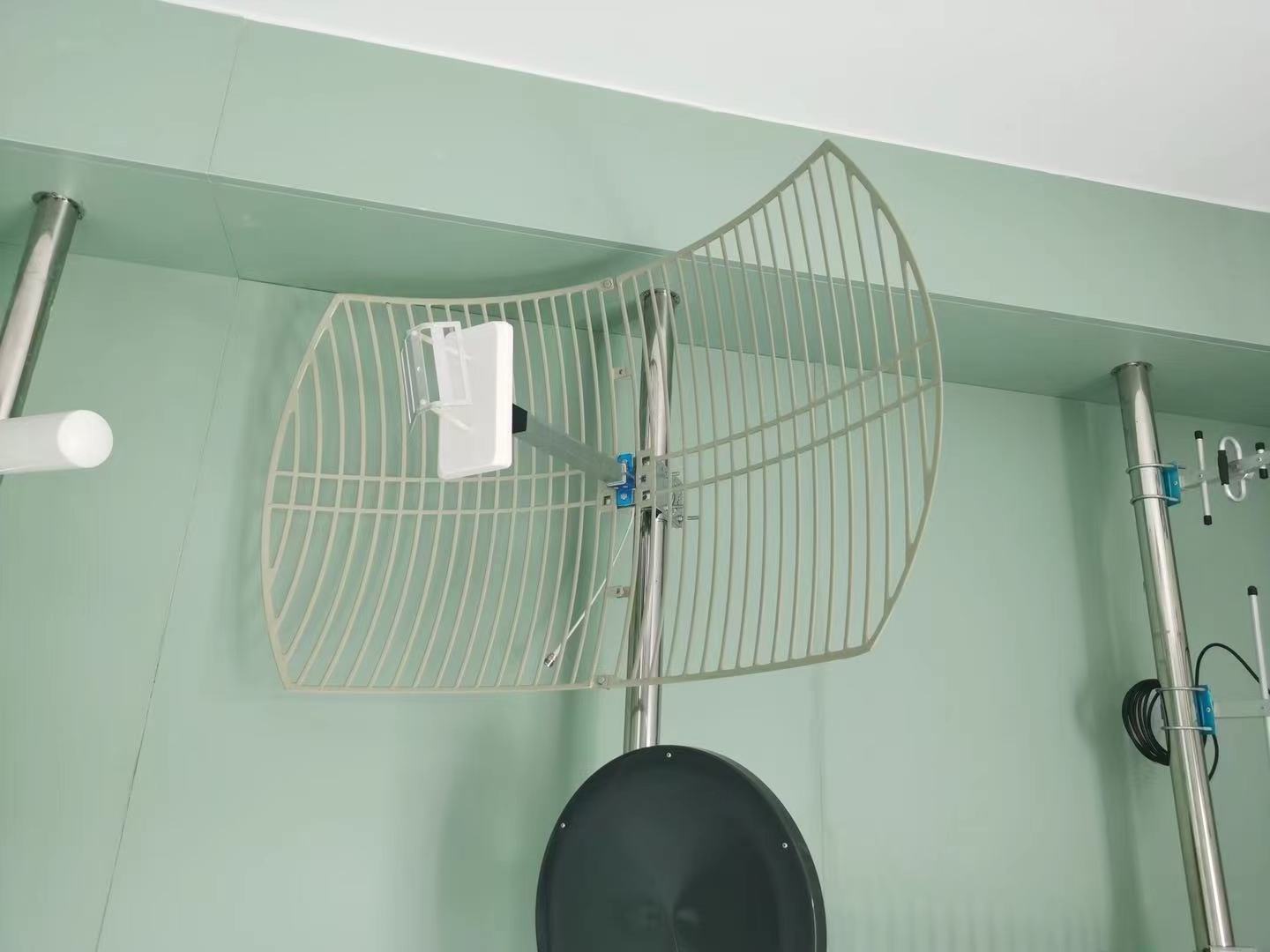 600-700mhz Peak Gain Parabolic Directional Antenna Outdoor 18dBi Network High Gain Grid Antenna