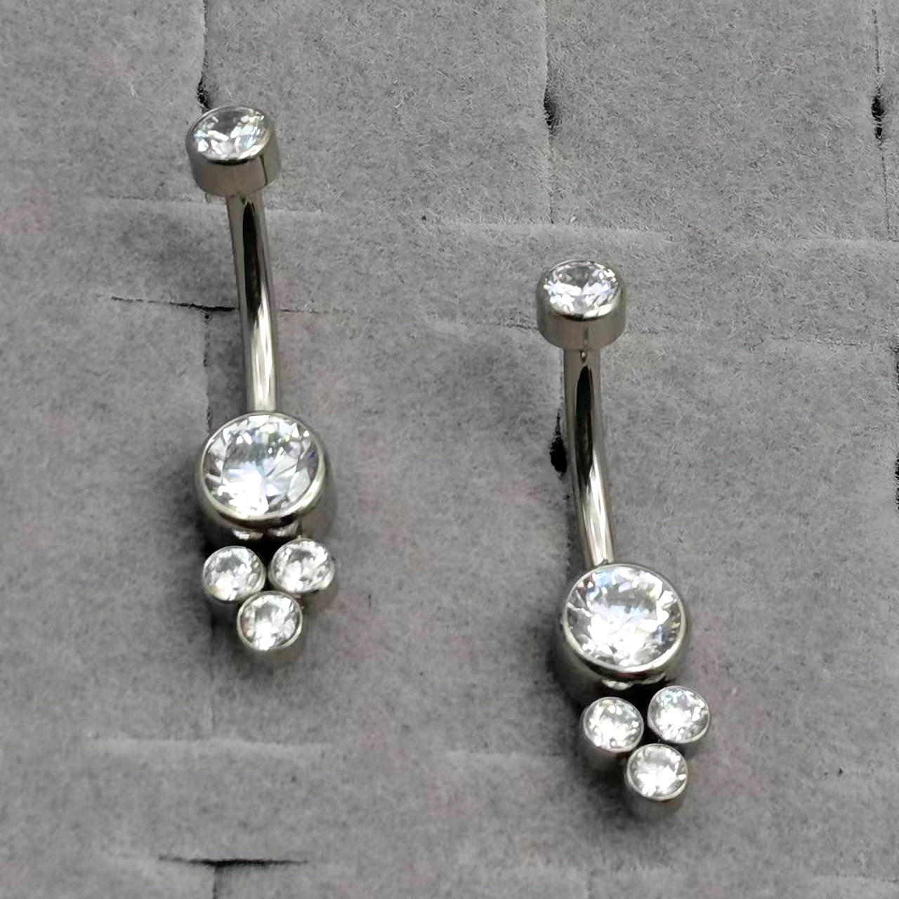 Calendo Wholesale ASTM F136 Titanium Internally Threaded Curved Belly Ring with Zirconia Navel Ring Piercing Jewelry