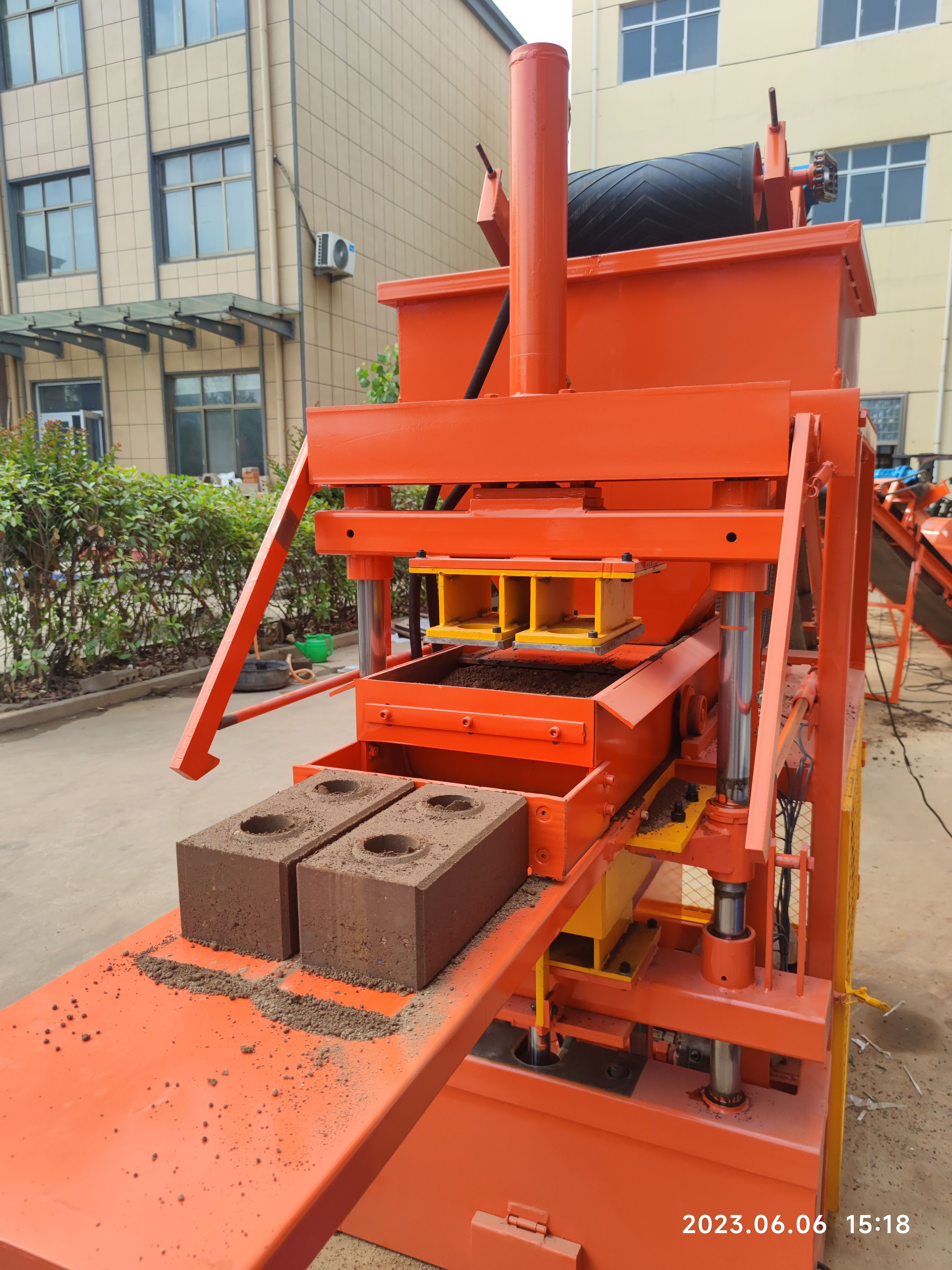 2-10 Fully Automatic Fly Ash Clay Interlocking Hydraulic Press Brick Making Machinery Blue Concrete Hollow Block Machine 1800