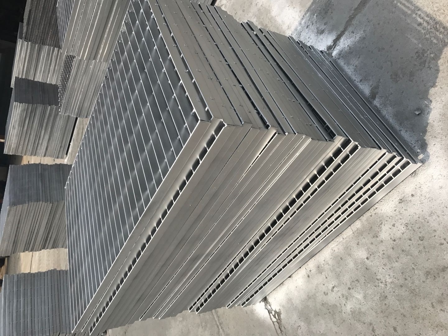 Low Carbon Walkway, Floor Drain Grate for Building Material Galvanized Steel Grating